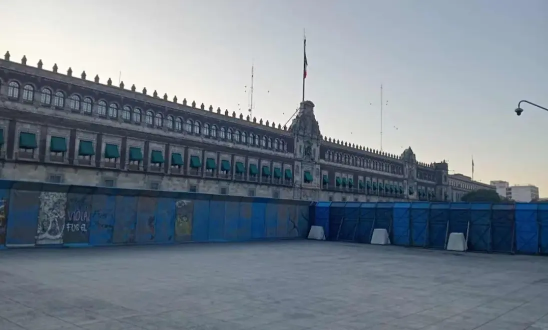 Refuerzan vallas de Palacio Nacional ante marcha de mujeres