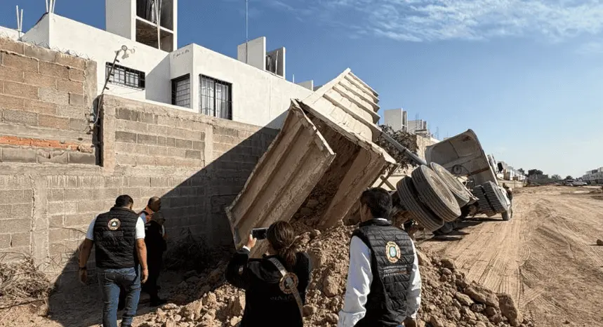 Vuelca tractocamión y daña viviendas en Valle de la Virgen (video)
