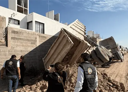 Vuelca tractocamión y daña viviendas en Valle de la Virgen (video)