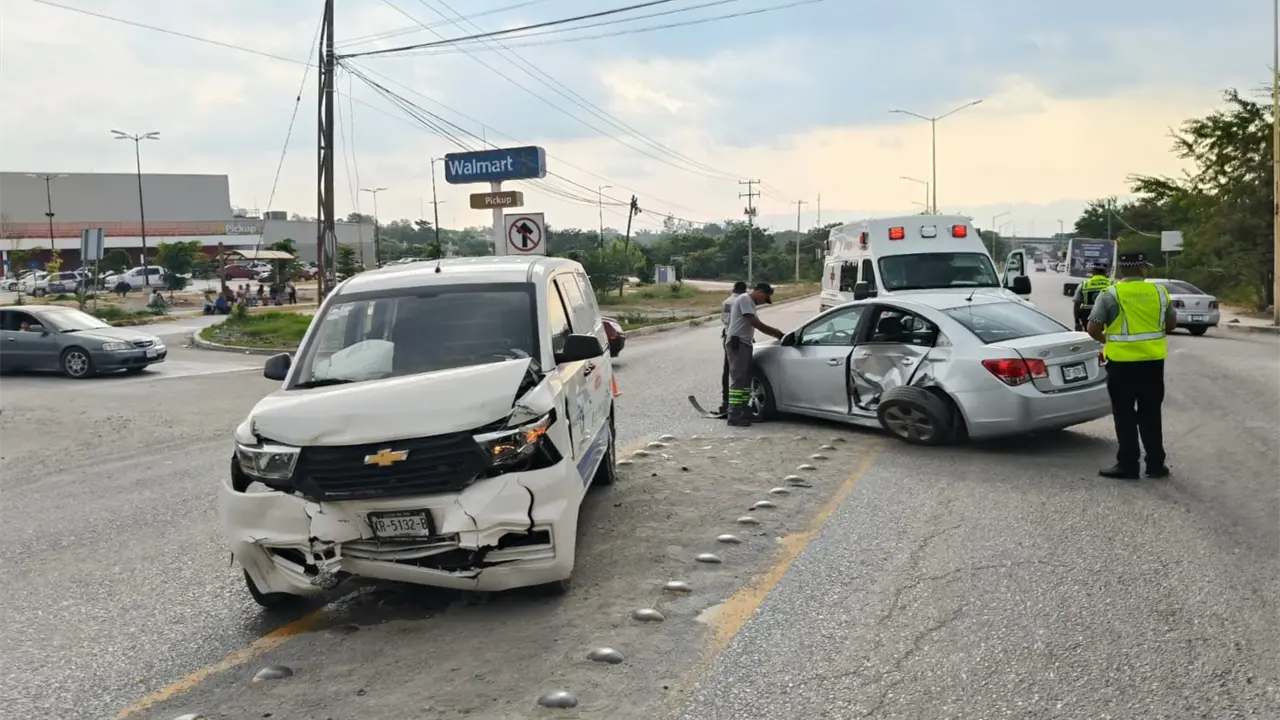Aparatosa colisión en Ciudad Valles deja dos hospitalizados