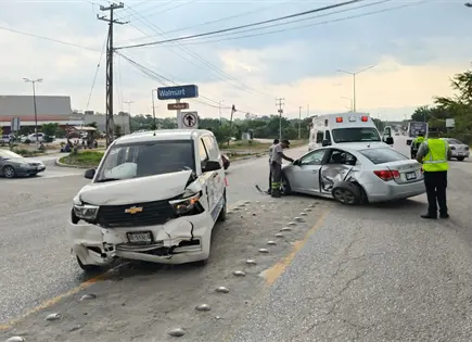 Aparatosa colisión en Ciudad Valles deja dos hospitalizados Aparatosa colisión en Ciudad Valles deja dos hospitalizados