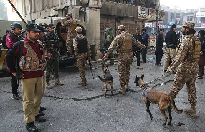 Ataque de dos suicidas en cuartel de Pakistán