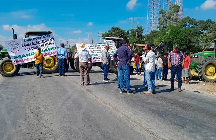 Bloquean productores la rúa Valles-Tampico