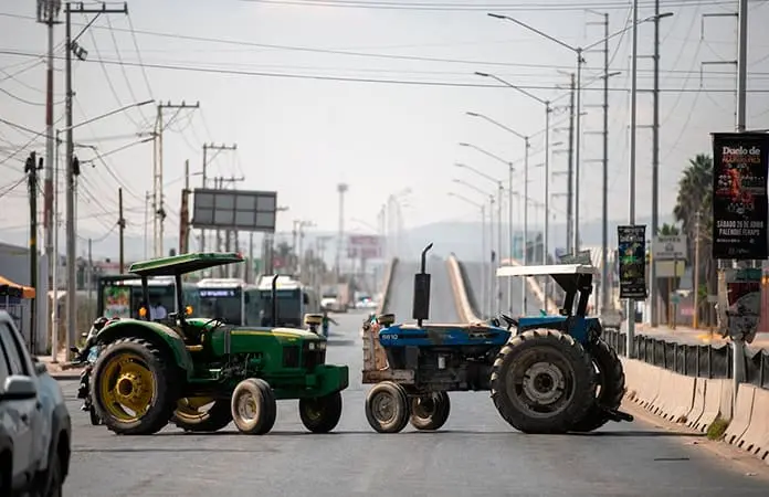 Campesinos bloquearon carreteras
