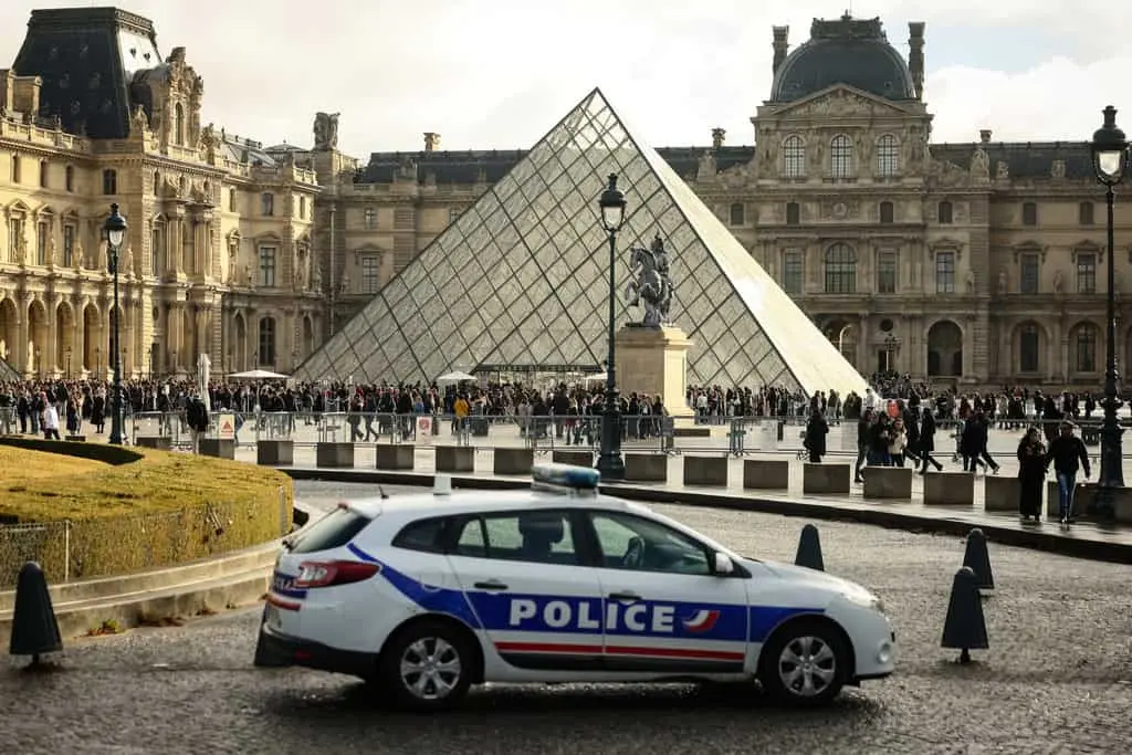 Los clientes que encargaron el robo de joyas en el Louvre tenían acento eslavo