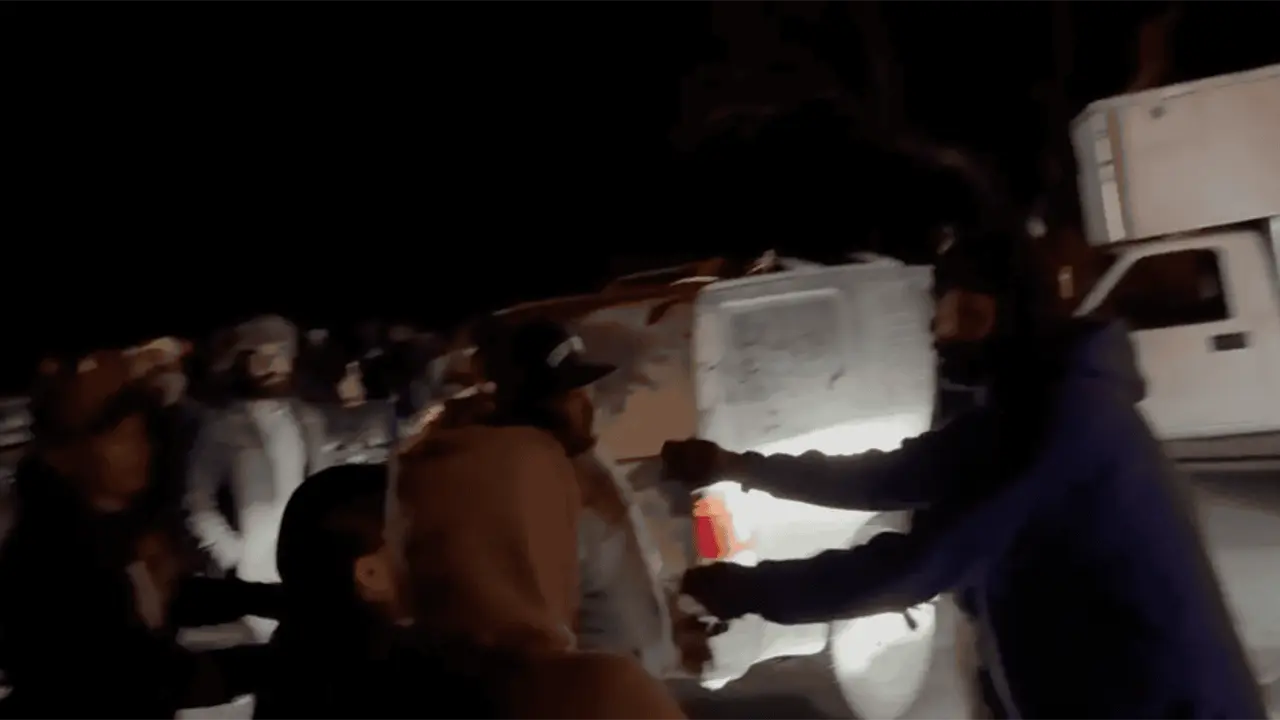 VIDEO | Discusión por comida y cerveza en bloqueo de Villa de Arriaga