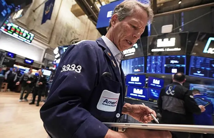 El peso cae ante dólar 4 centavos