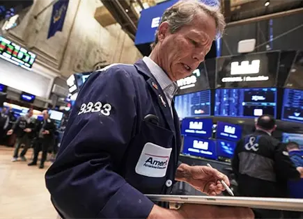 El peso cae ante dólar 4 centavos El peso cae ante dólar 4 centavos