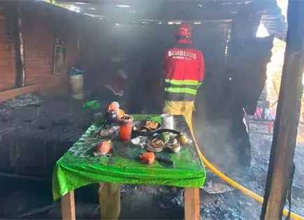 Familia queda en la calle por un incendio