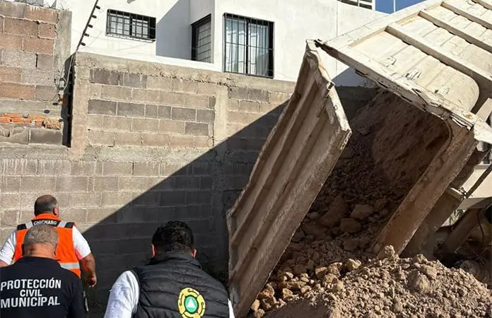 Vuelca camión y daña casas en Valle de la Virgen