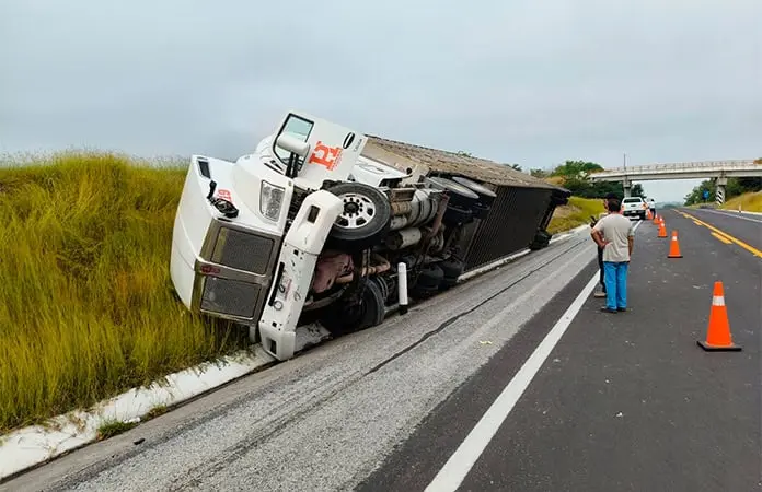 Vuelca tráiler que transportaba ganado 