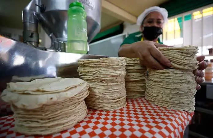 Alcanza 30 pesos el kilo de tortilla