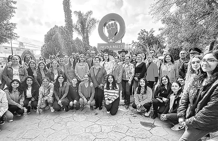Celebran acto en defensa de las mujeres