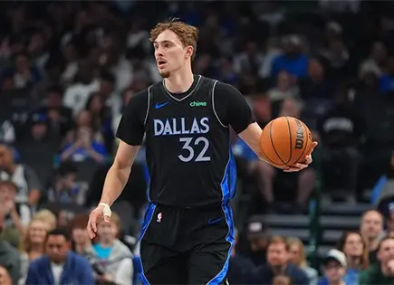 Cooper Flagg lucha contra la adversidad