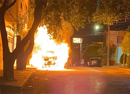 Video | Incendian camioneta de agente de la GCE