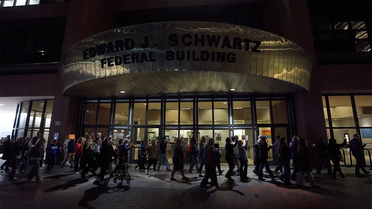 Interponen demanda para frenar arrestos de personas que se presentan a citas con ICE en San Diego