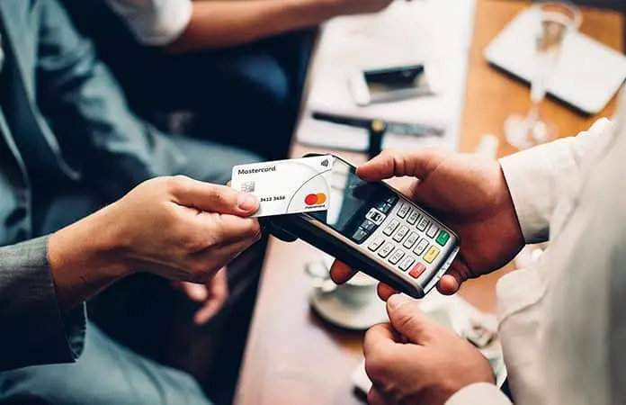 Lento, paso de efectivo a pagos digitales