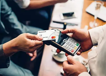 Lento, paso de efectivo a pagos digitales