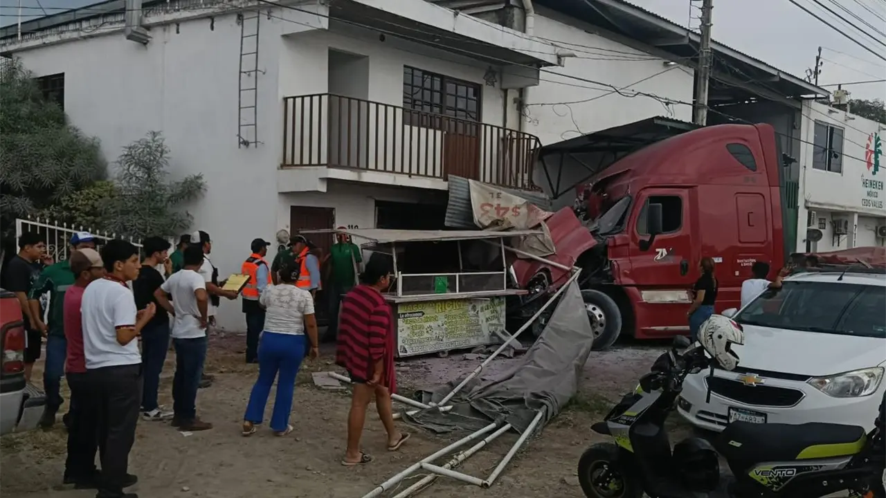 Trailero se lleva autos y puesto ambulante en Ciudad Valles