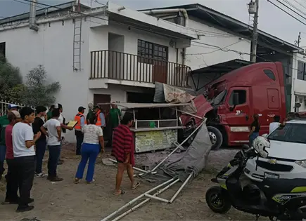 Trailero se lleva autos y puesto ambulante en Ciudad Valles