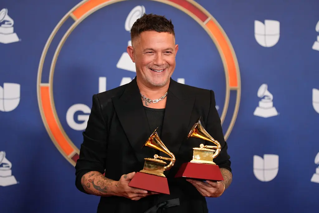 Alejandro Sanz triunfa en los Latin Grammy y se prepara para gira en Estados Unidos