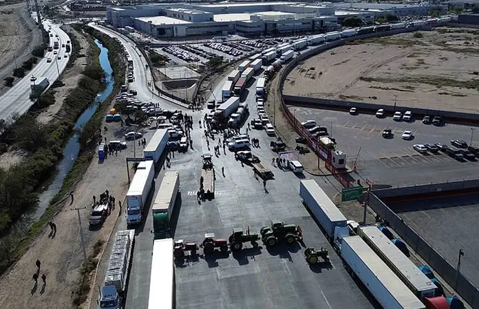 Agricultores mantienen bloqueo en cruces fronterizos de Ciudad Juárez
