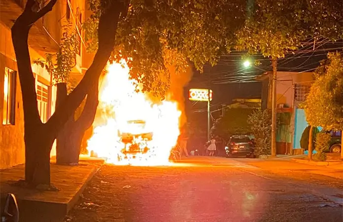 Camioneta de oficial de la GCE es quemada