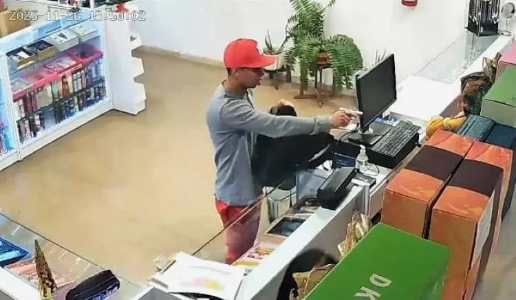 Captan asalto en perfumería de plaza comercial en Salvador Nava 