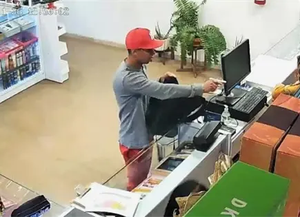 Captan asalto en perfumería de plaza comercial en Salvador Nava 