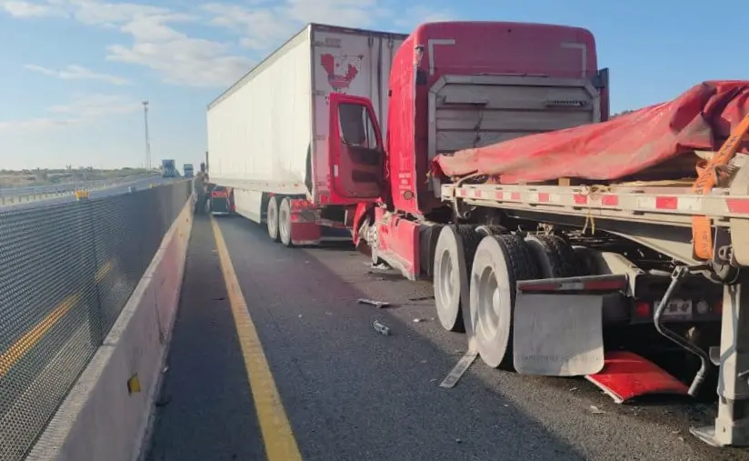 Choque de tráileres provoca atasco en carretera 57