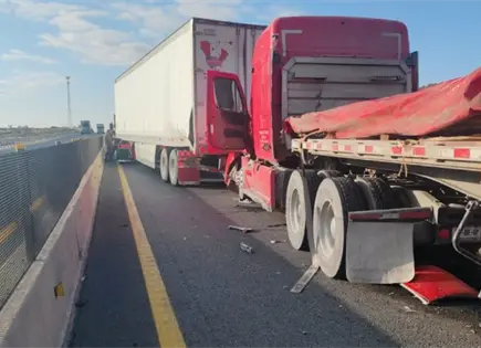 Choque de tráileres provoca atasco en carretera 57
