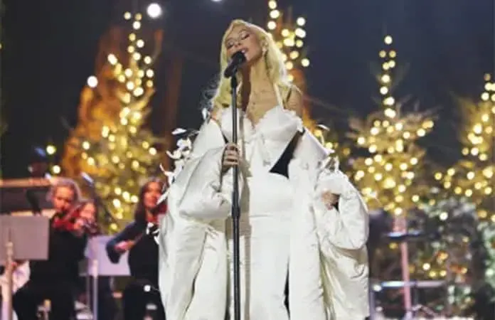 CHRISTINA AGUILERA ESTRENA SU NUEVO TEMA NAVIDEÑO