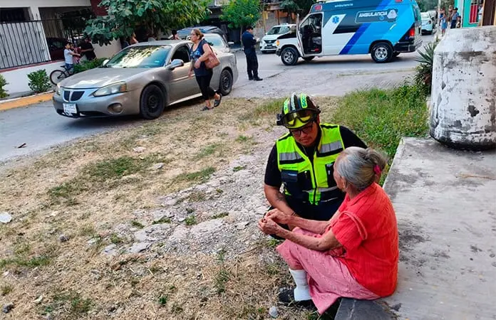 Colisionan dos vehículos; niño y una mujer heridos