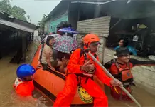 Equipos de rescate buscan víctimas tras las inundaciones en Sumatra