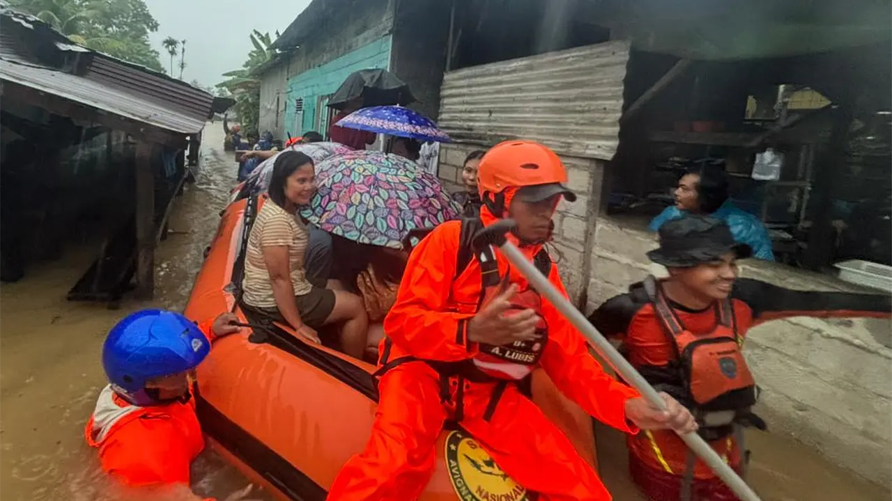 Equipos de rescate recuperan cuerpos en Sumatra tras deslizamientos de tierra
