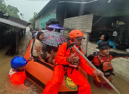 Equipos de rescate recuperan cuerpos en Sumatra tras deslizamientos de tierra
