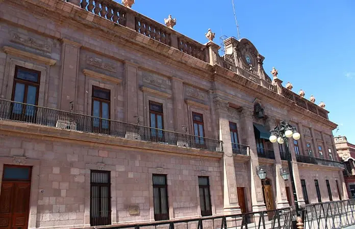 Gobierno asegura pagará aguinaldos y ahorros