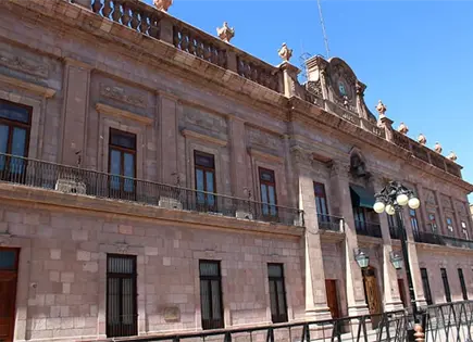 Gobierno asegura pagará aguinaldos y ahorros