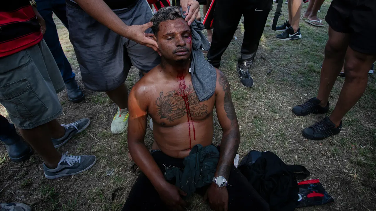 Hinchas y policía chocan en aeropuerto de Río