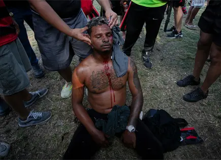 Hinchas y policía chocan en aeropuerto de Río Hinchas y policía chocan en aeropuerto de Río