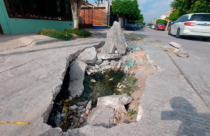Desatiende Interapas enorme socavón en la colonia Providencia