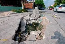 Desatiende Interapas enorme socavón en la colonia Providencia