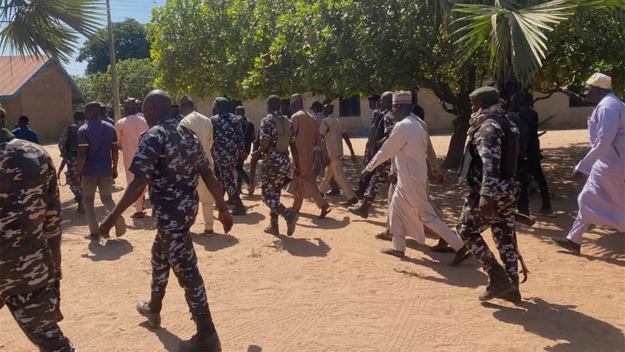 Padres de escolares secuestrados en Nigeria esperan desesperados por noticias