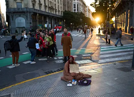 Reducción histórica de la pobreza en América Latina en 2024 según estudio de la Cepal
