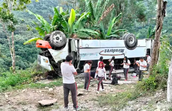 Vuelca autobús con estudiantes en Xalapa