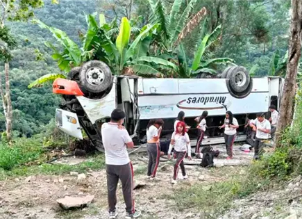 Vuelca autobús con estudiantes en Xalapa Vuelca autobús con estudiantes en Xalapa