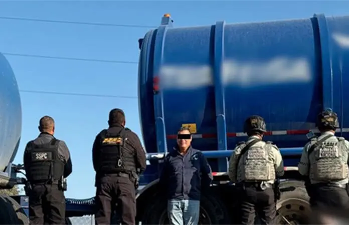 Aseguran pipa con aceite automotriz en Villa de Pozos