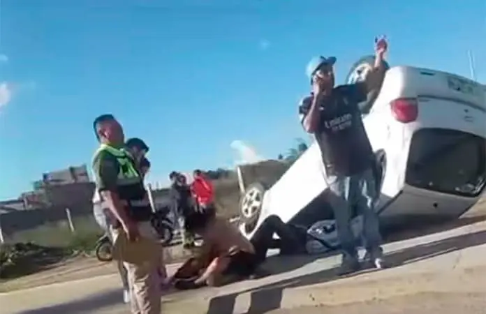 Auto derriba postes de luz y termina volcado