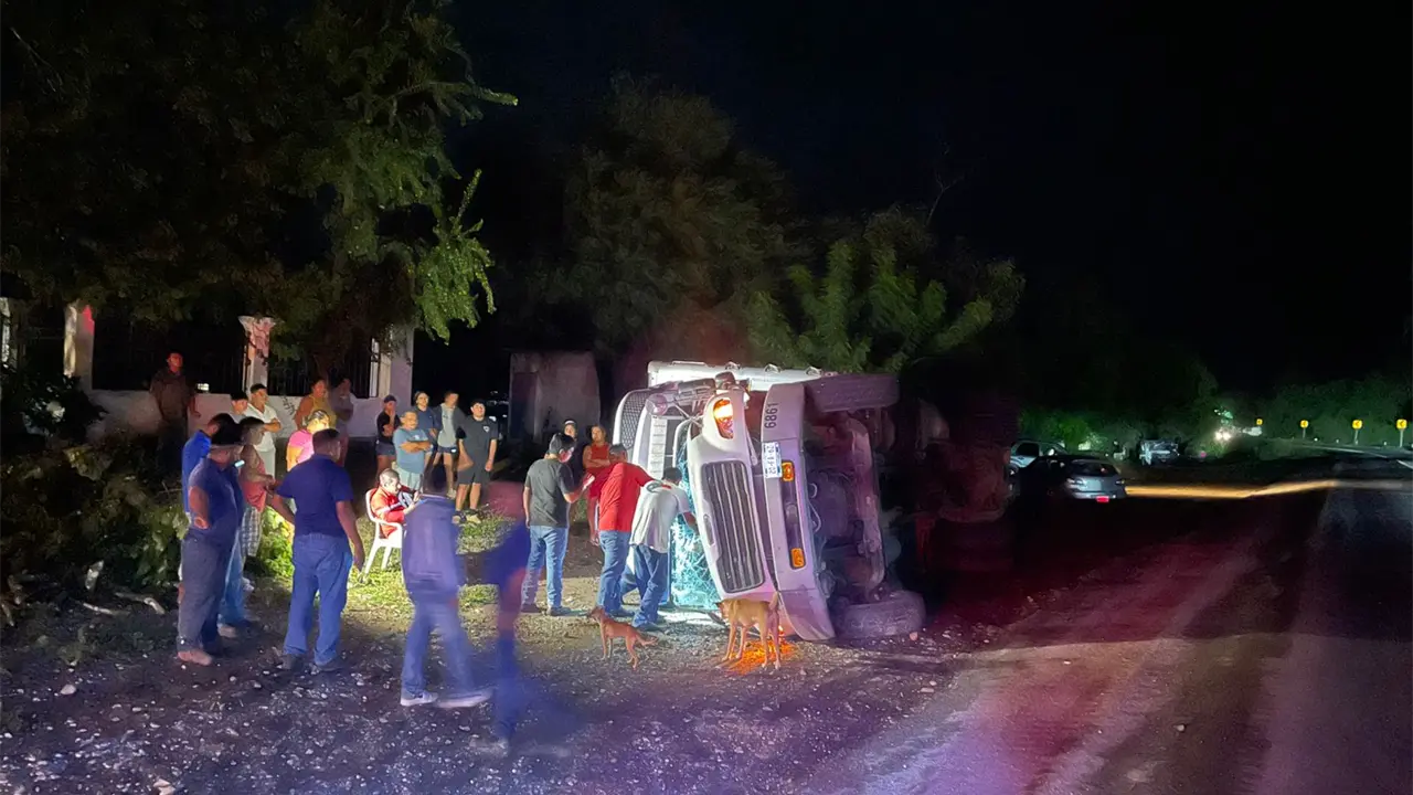 Camión de OXXO vuelca en la Valles–Tampico