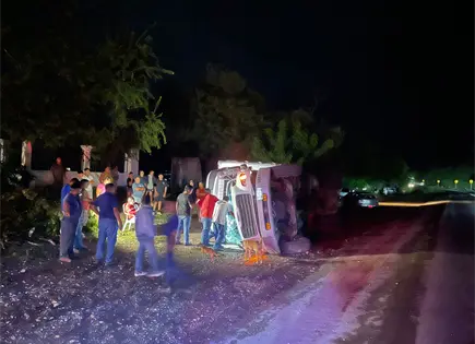 Camión de OXXO vuelca en la Valles–Tampico